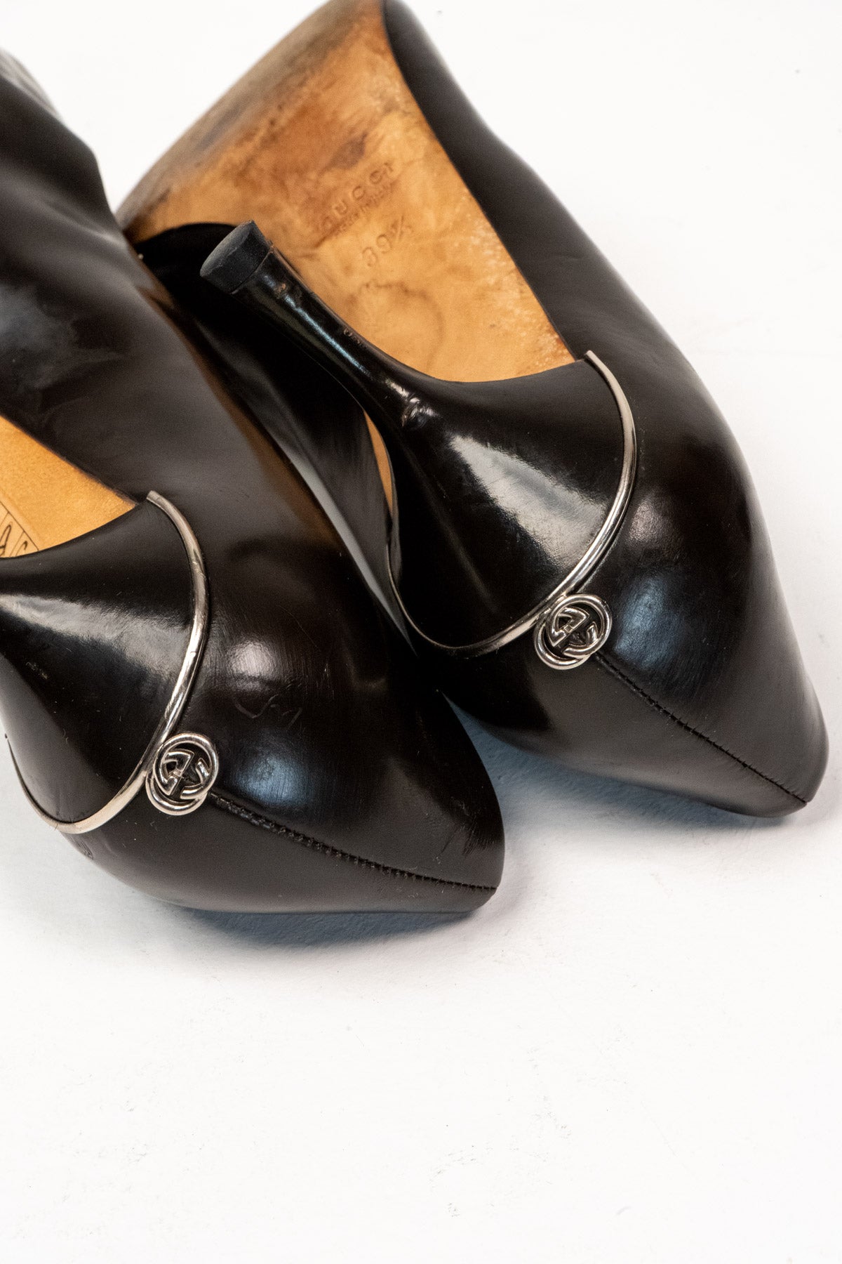 Gucci Interlocking G embellished leather pumps (Size 39.5)